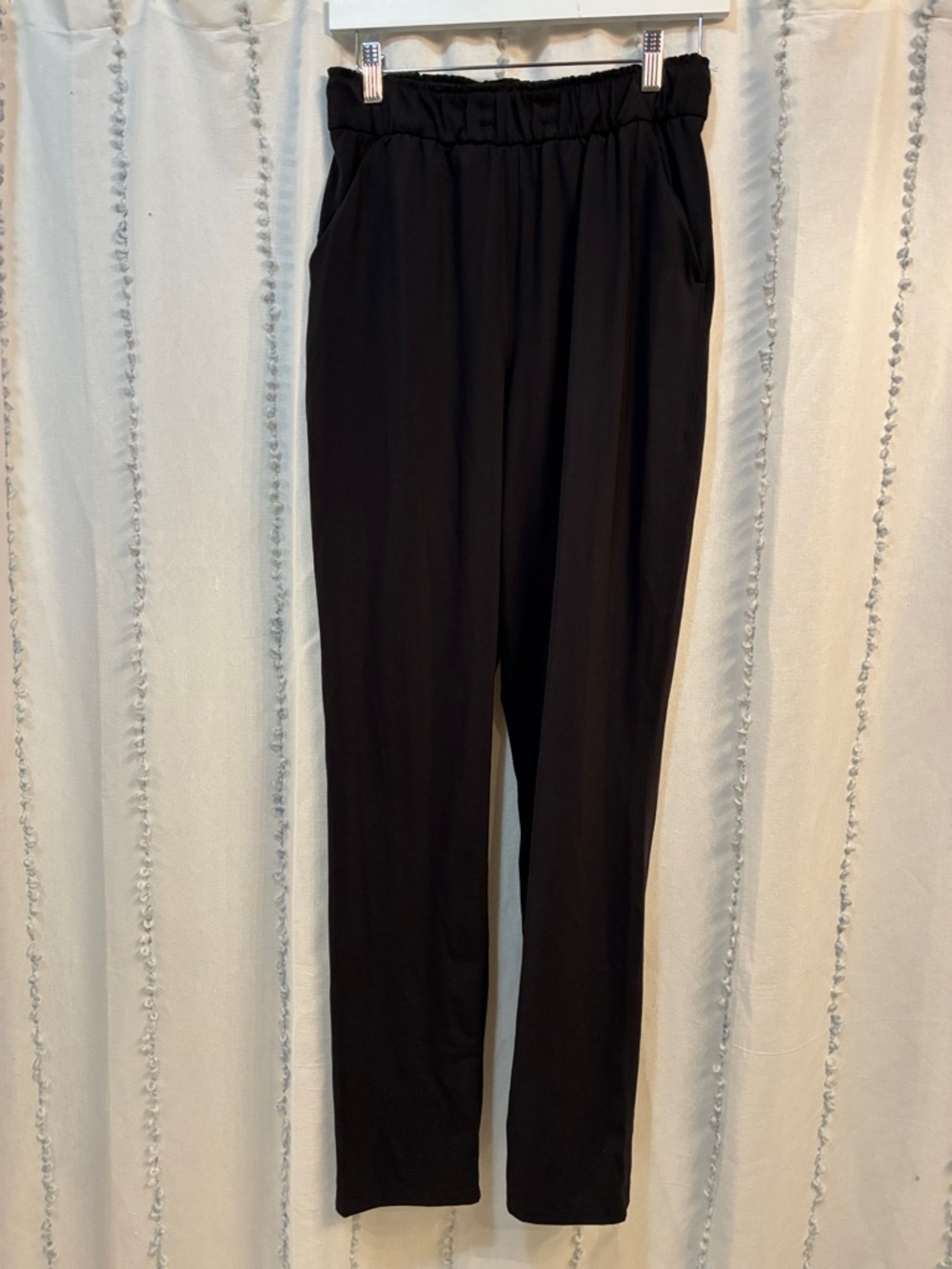 Black women’s pull on pant lululemon size 6